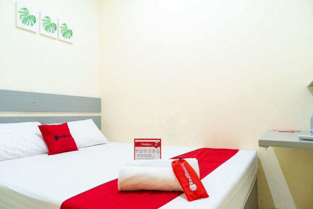 RedDoorz near CBD Ciledug Double Room