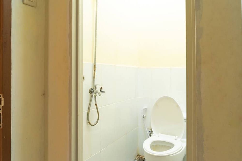 RedDoorz near CBD Ciledug Double Room 6