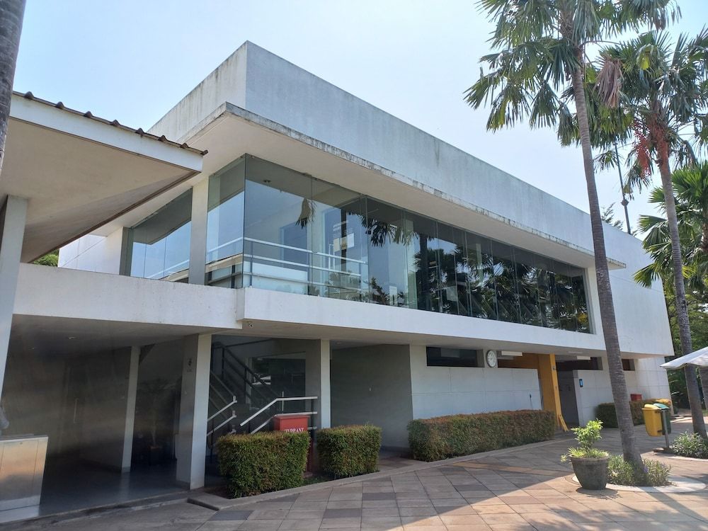 undefined Aero Room 6