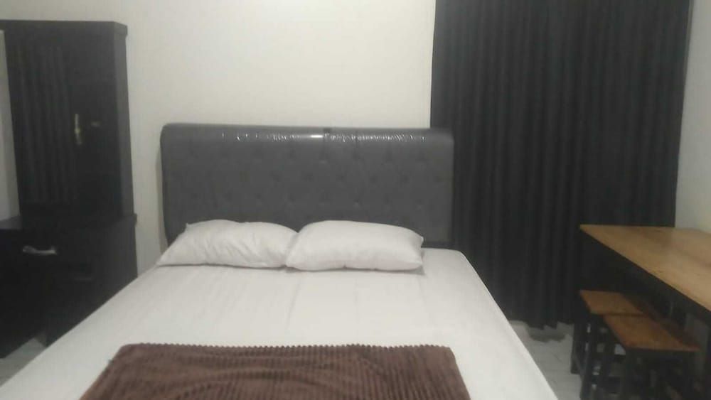 EXPRESS O 92061 Omah Oewie Syariah Deluxe Double Room 7