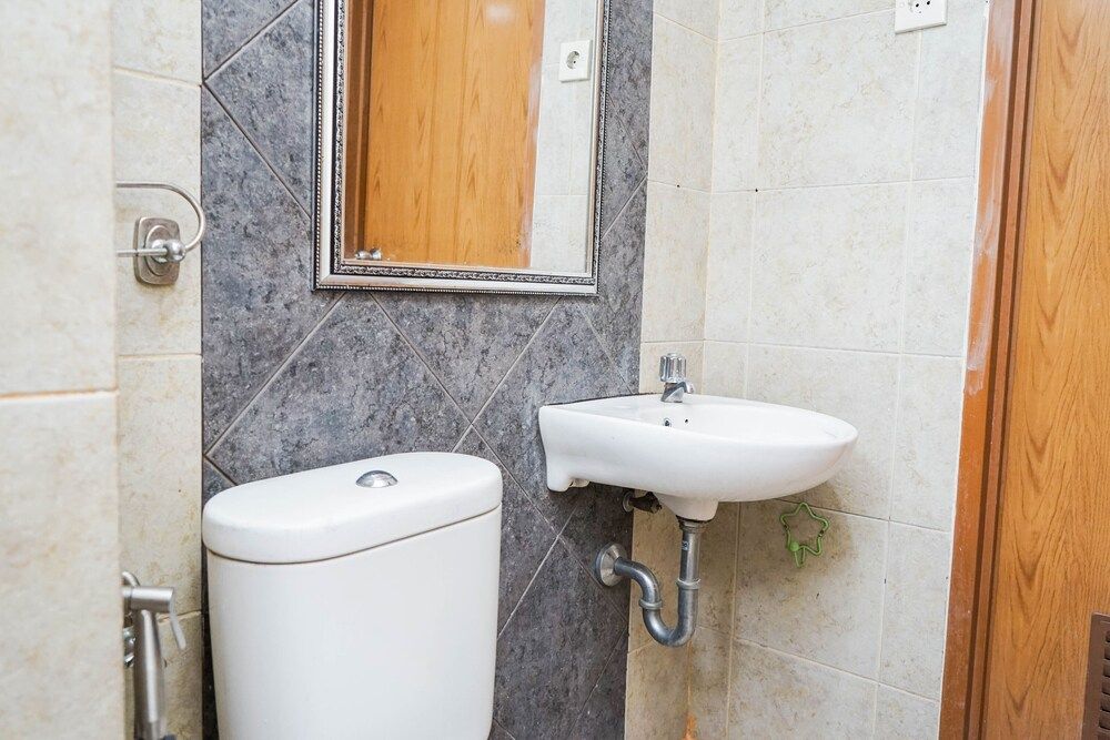 Fully Furnished 2BR Great Western Apartment near Shopping Mall Room 16