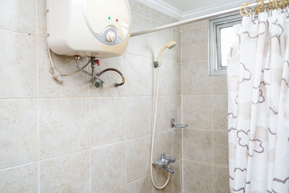 Fully Furnished 2BR Great Western Apartment near Shopping Mall Room 14