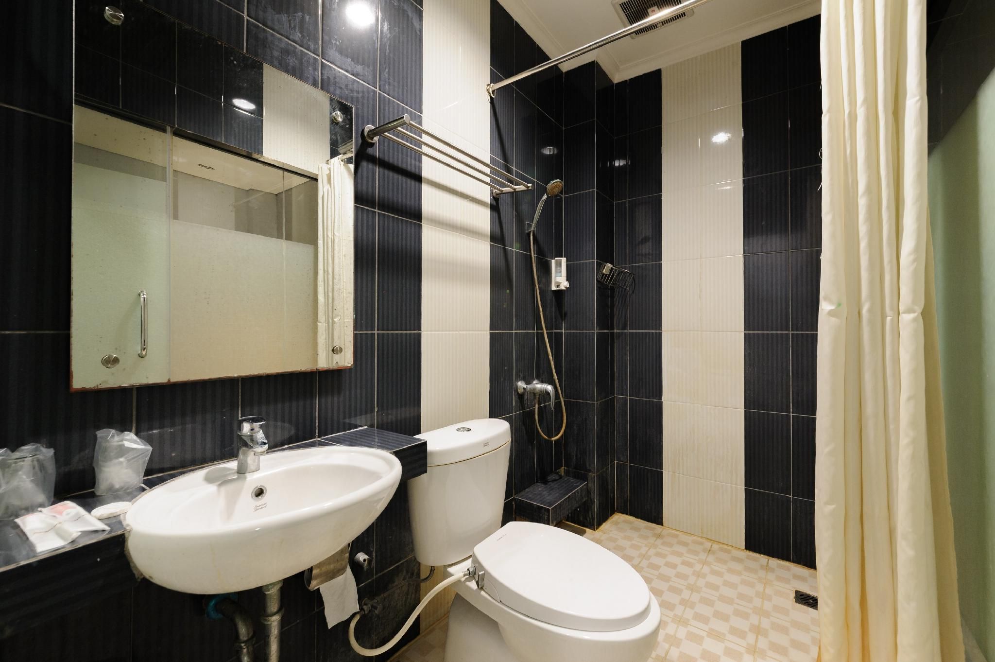 Sans Vibes Joe Hotel Soekarno Hatta Airport Superior Room 3
