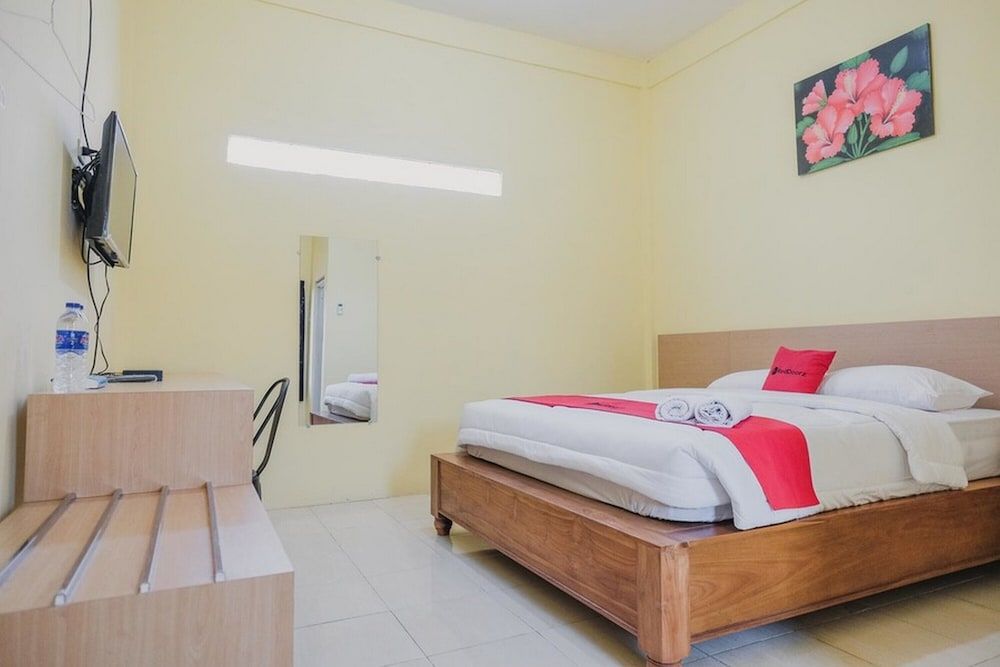 Double Room (RedDoorz)