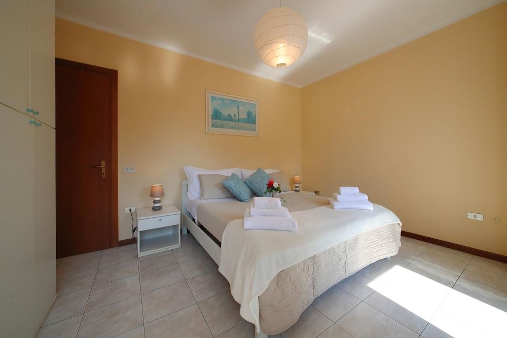 Family Apartment, 1 Bedroom (Petalo Bianco 100m from lake)