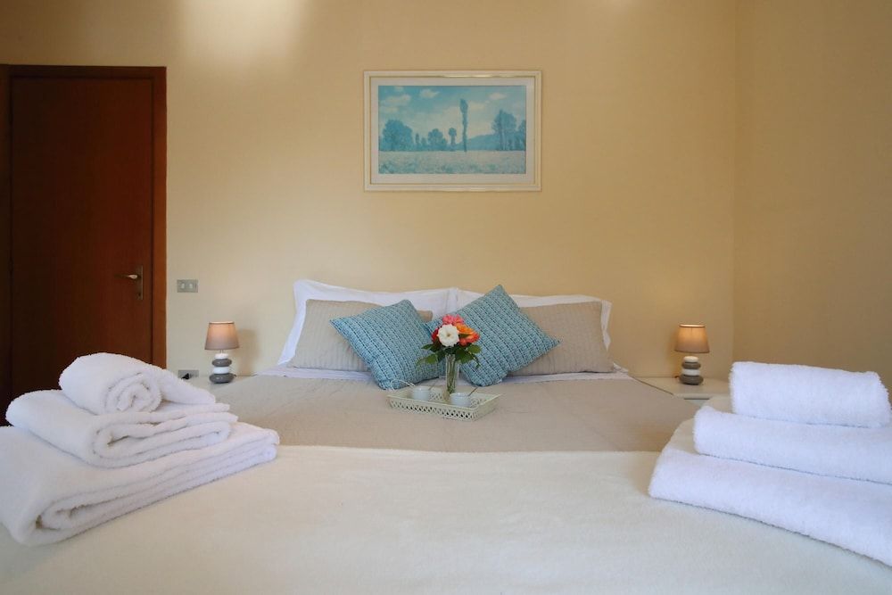 Family Apartment, 1 Bedroom (Petalo Bianco 100m from lake)