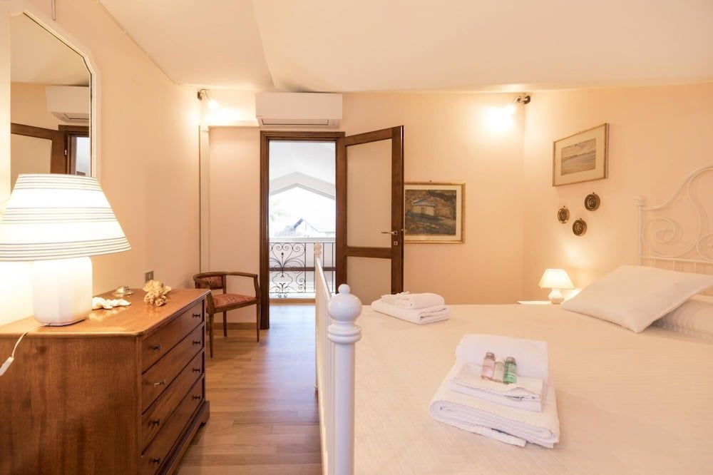 Maison Jaune by Wonderful Italy House 12