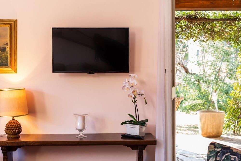 Maison Jaune by Wonderful Italy House 10