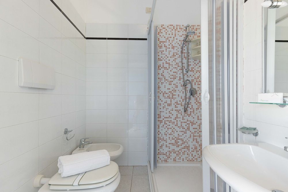 Hotel Riva Etrusca Standard Room 8