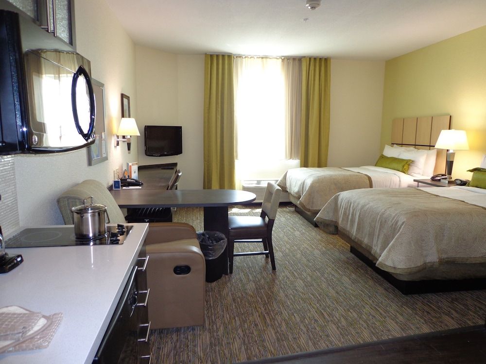 Studio, Accessible (Mobility, Roll-In Shower)