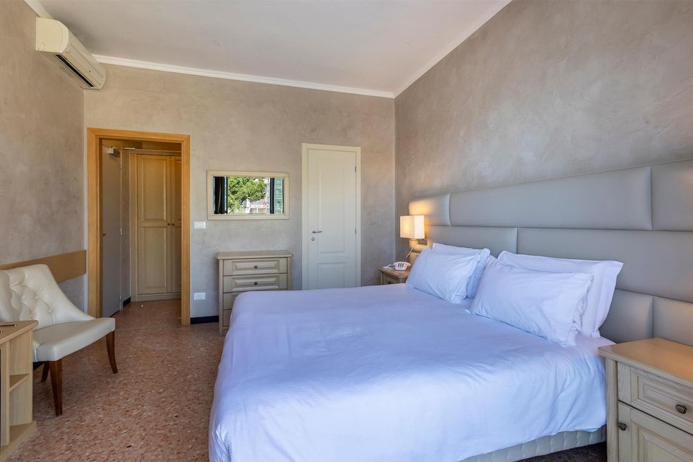 B&B Hotel Diano Marina Palace Superior Double Room, Balcony, Partial Sea View 2