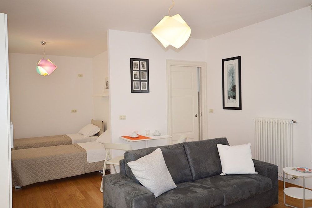 Studio, Balcony (Soho)