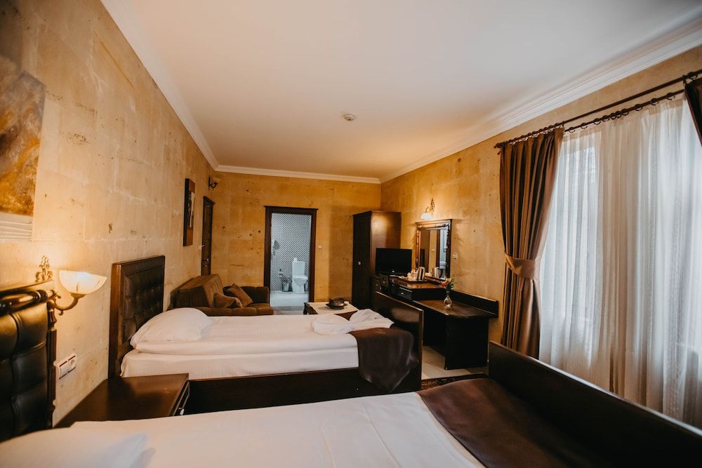 Deluxe Triple Stone Room