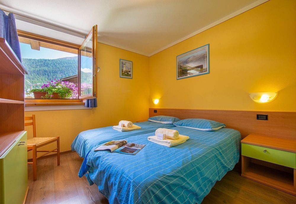 Family Apartment, 2 Bedrooms (Italia 1 Ski in- Ski out Mt.50)