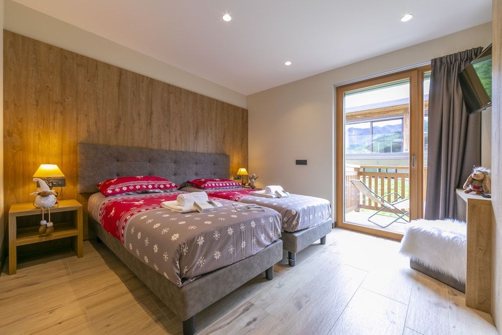 Family Apartment, 2 Bedrooms (Casa Luminosa Ski in -Ski out 100m)