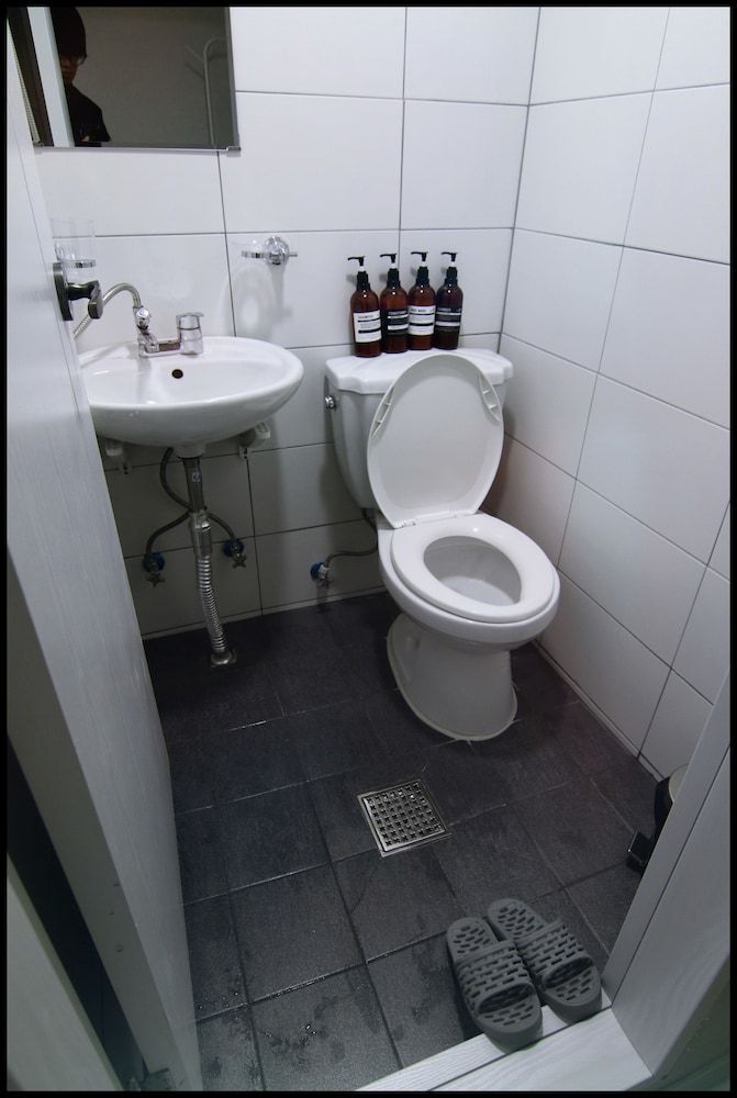 24guesthouse Sinchon Basic Double Room, 1 Double Bed 9