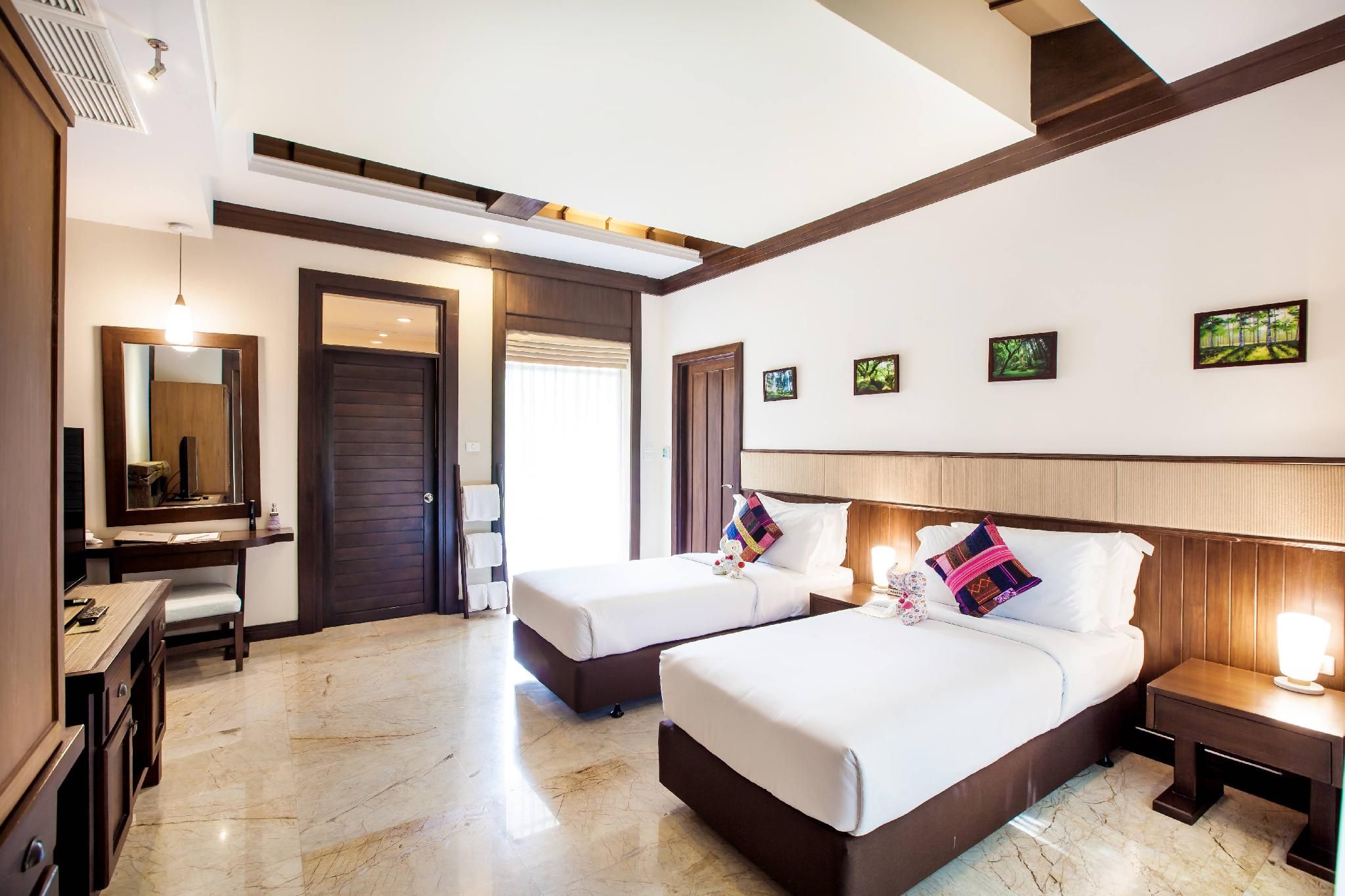 Family Villa with Pool Access