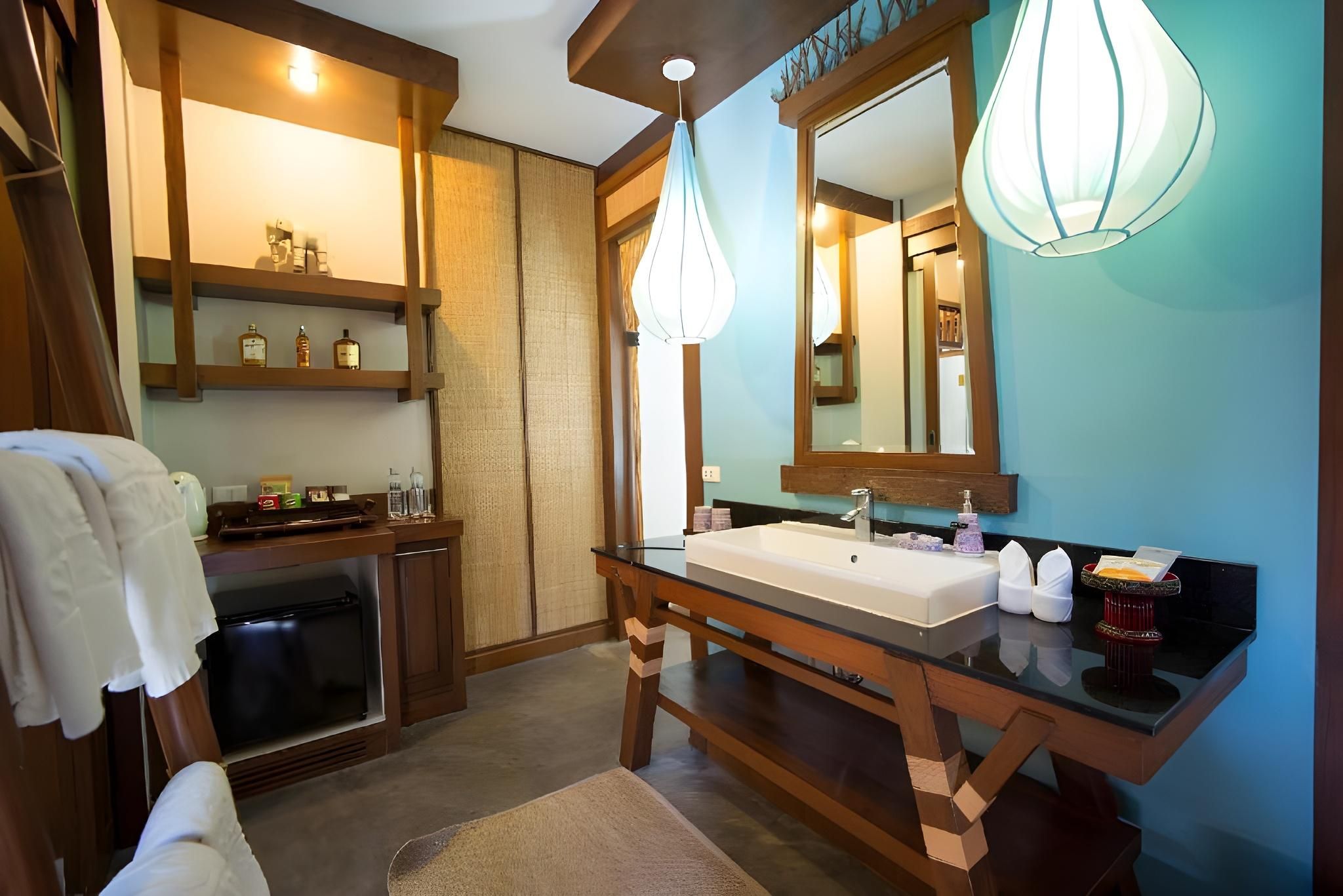 Pool Access King Suite