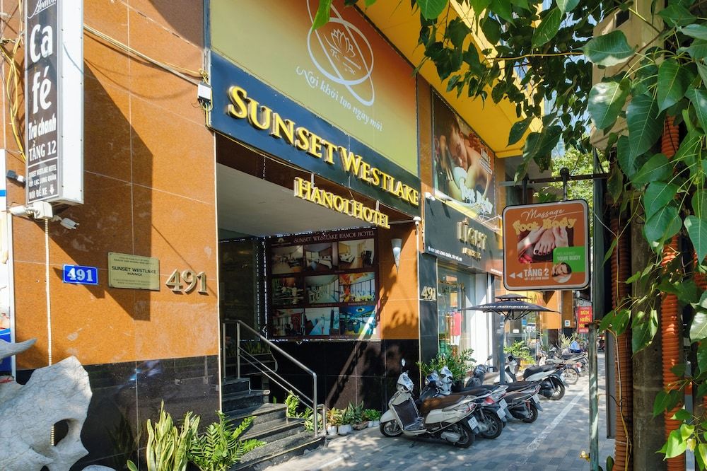 undefined Sunset Westlake Hanoi Hotel 3