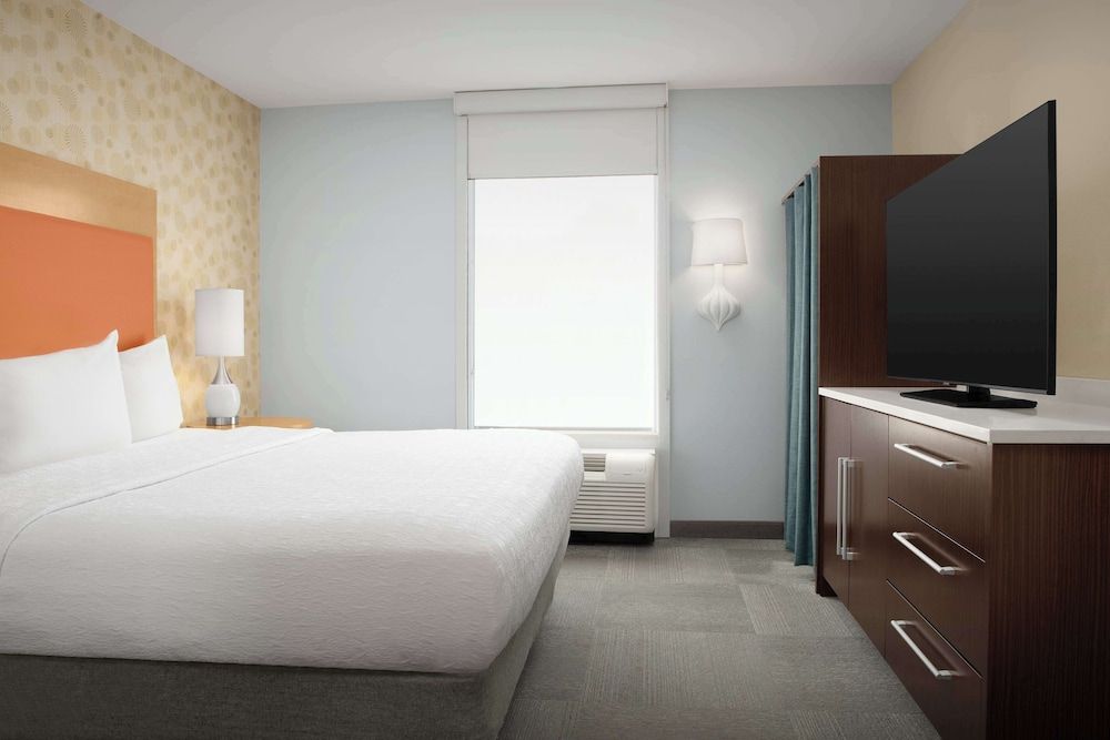 Suite, 1 King Bed, Accessible, Non Smoking (Roll-in shower)