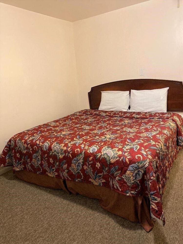 Suite, 1 King Bed, Non Smoking, Refrigerator & Microwave