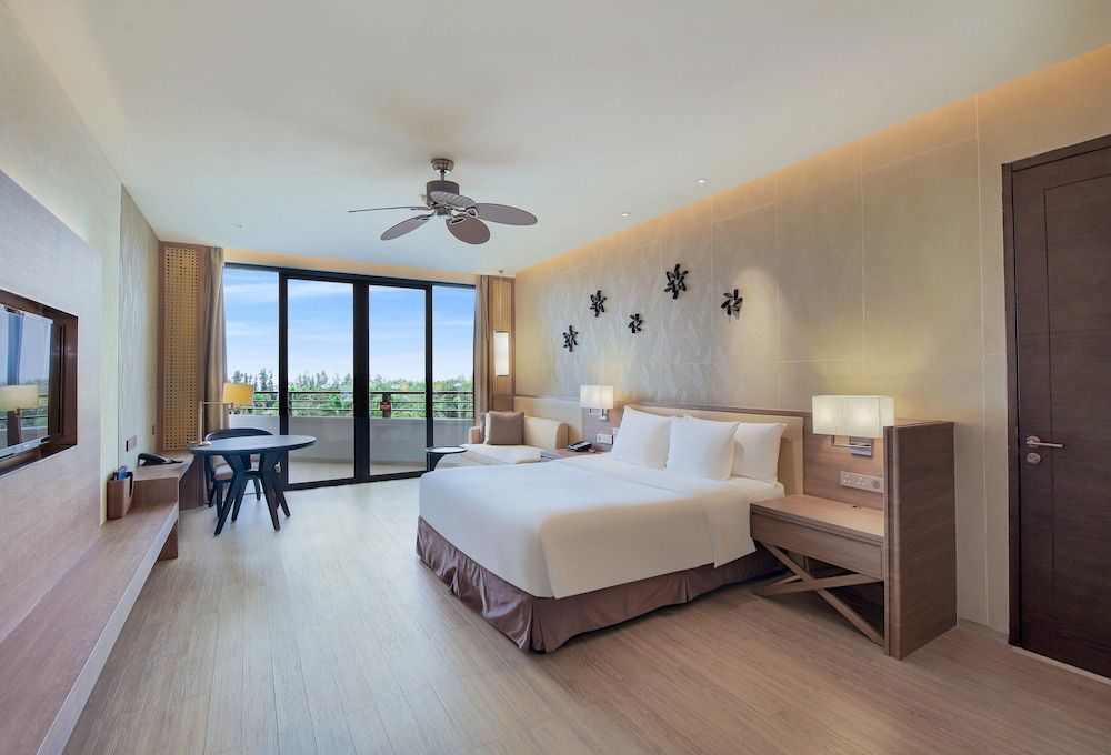 Standard Room, 1 King Bed, Smoking, Sea View