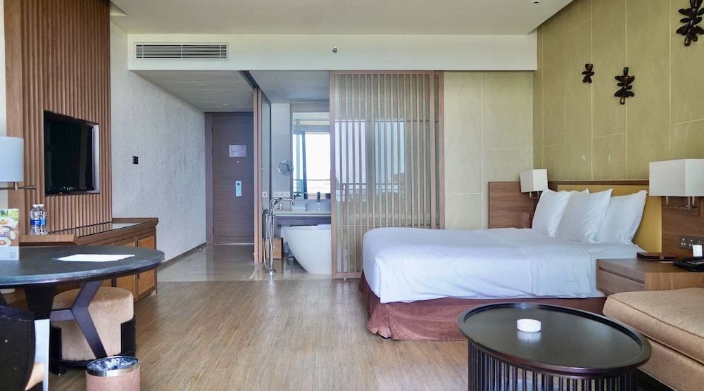 Premium Room, 1 King Bed, Smoking, Sea View