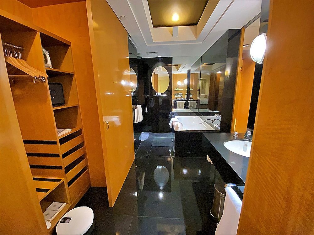 The Grand New Delhi The Grand Deluxe Room with King Bed 2