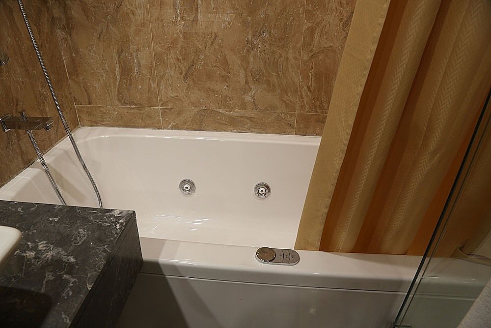 Jetted tub