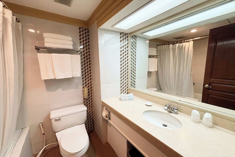 Tiara Oriental Hotel Makati powered by Cocotel Standard Room 8