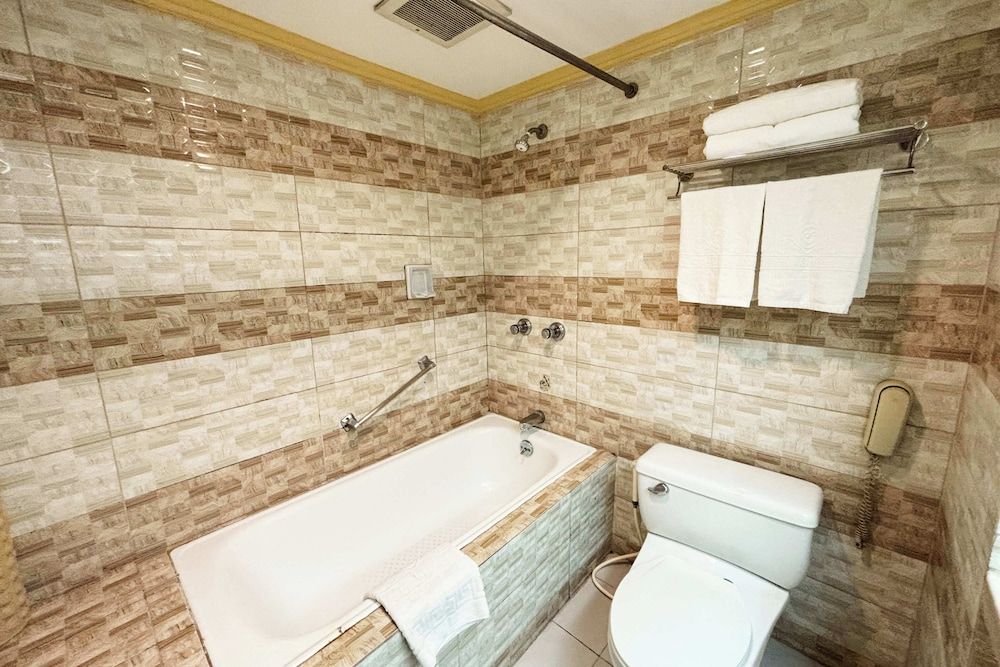 Tiara Oriental Hotel Makati powered by Cocotel Deluxe Twin Room 11