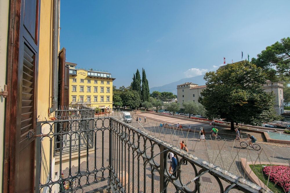 Family Apartment, 3 Bedrooms, 2 Bathrooms, Beachside (Residenza Rocca del Lago)