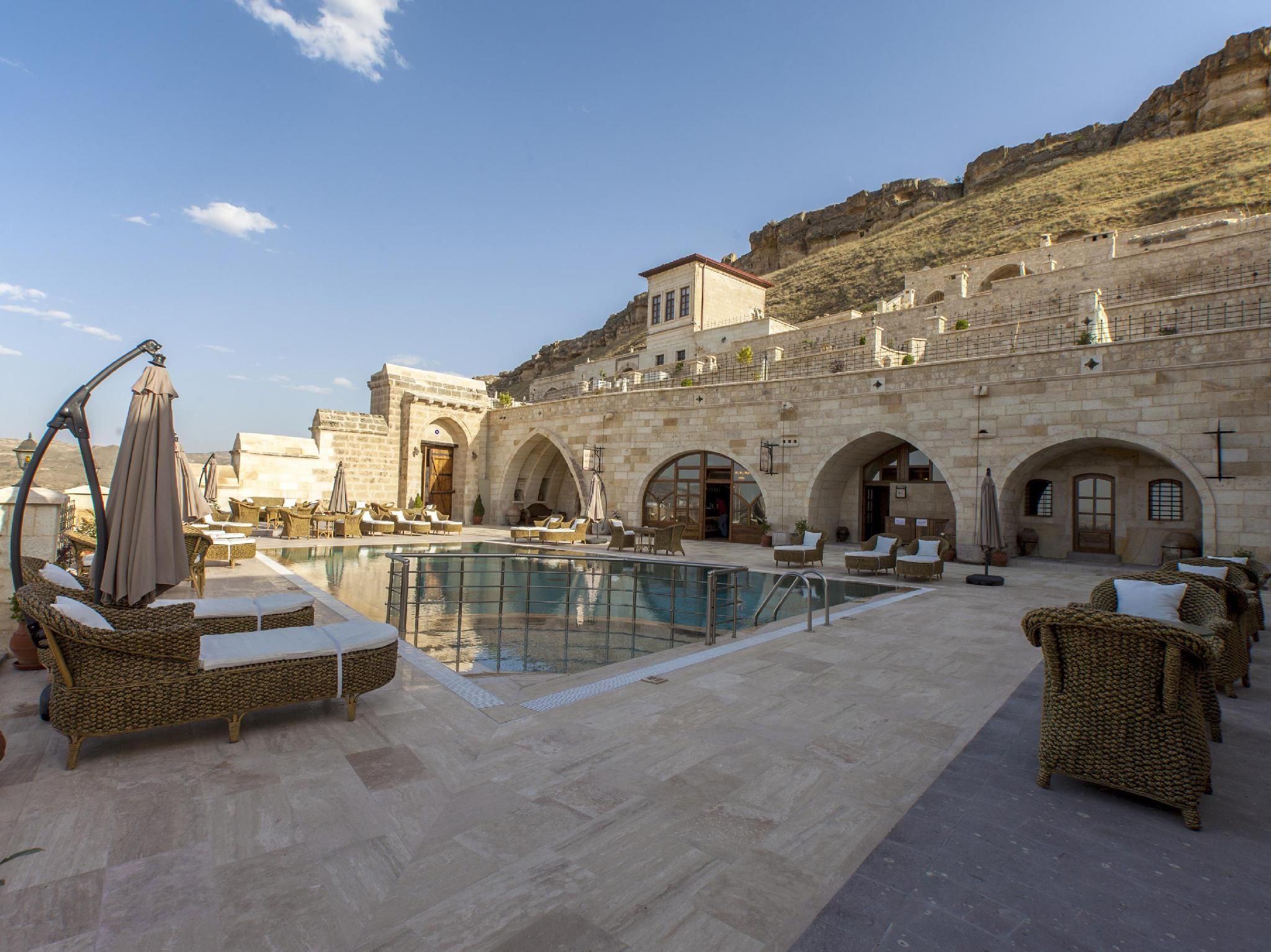 swimming pool [outdoor]