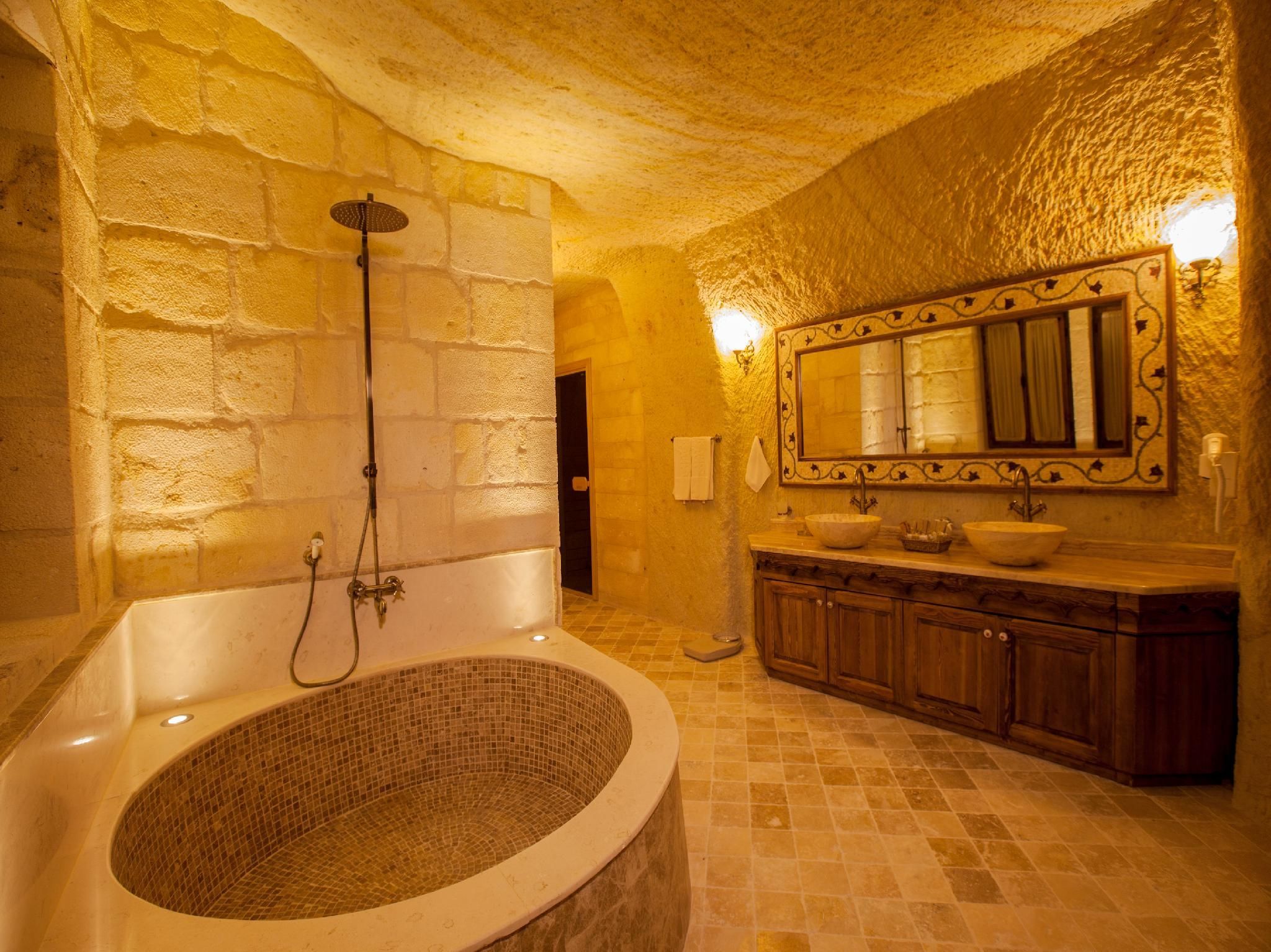 Majestic Cave Suite