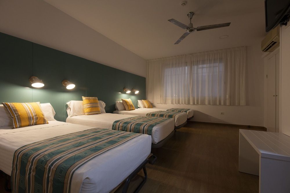 Yomo Hostal BCN Port Quadruple Room 2