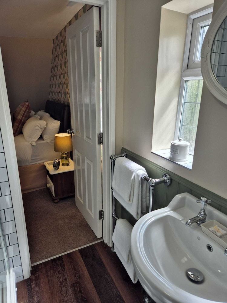 The Three Cups Inn Standard Double Room, Ensuite 3