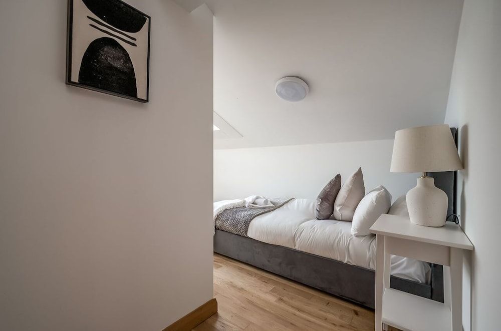 Pottingers Quay Deluxe Apartment, Ensuite, River View (Goliath 5-Bed) 8