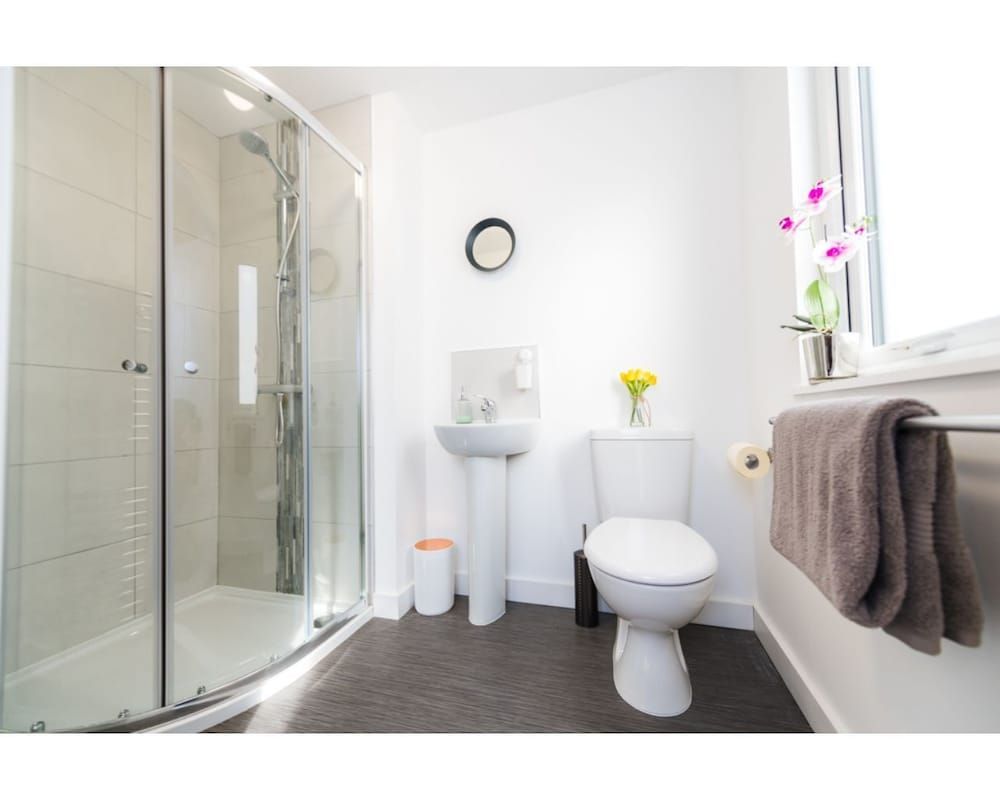 Central Belfast Apartments: Sandford Deluxe Apartment, Private Bathroom 8