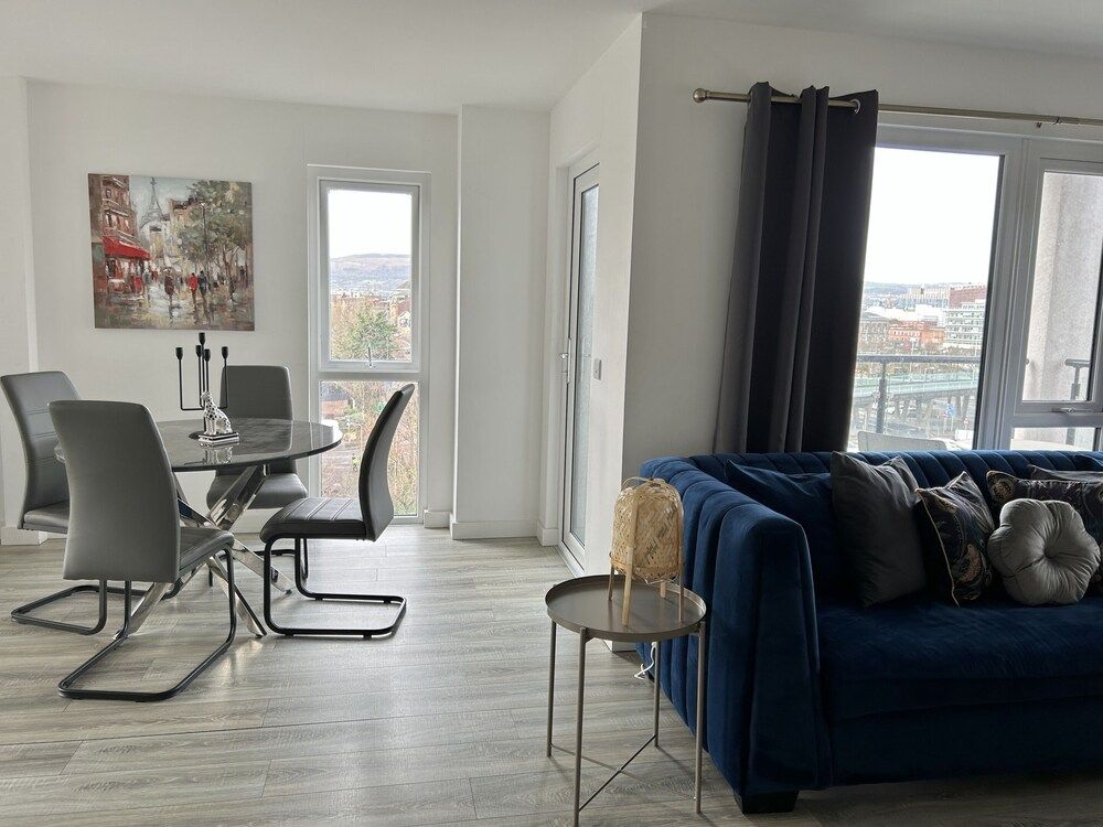 Central Belfast Apartments: Sandford Deluxe Apartment, Private Bathroom 9