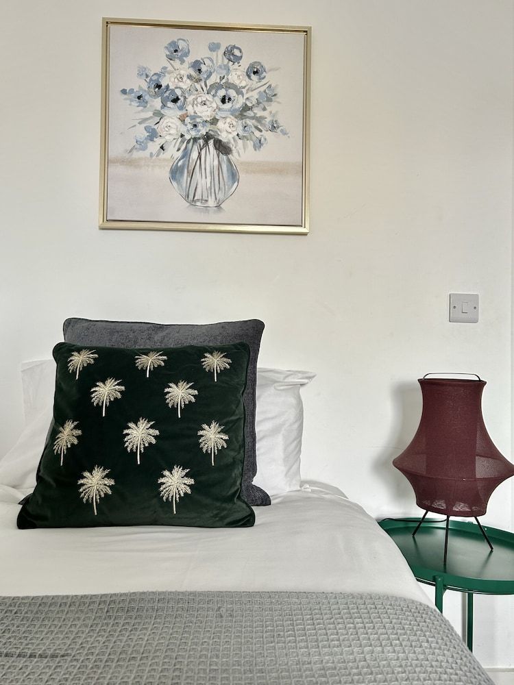 Central Belfast Apartments: Sandford Deluxe Apartment, Private Bathroom 6