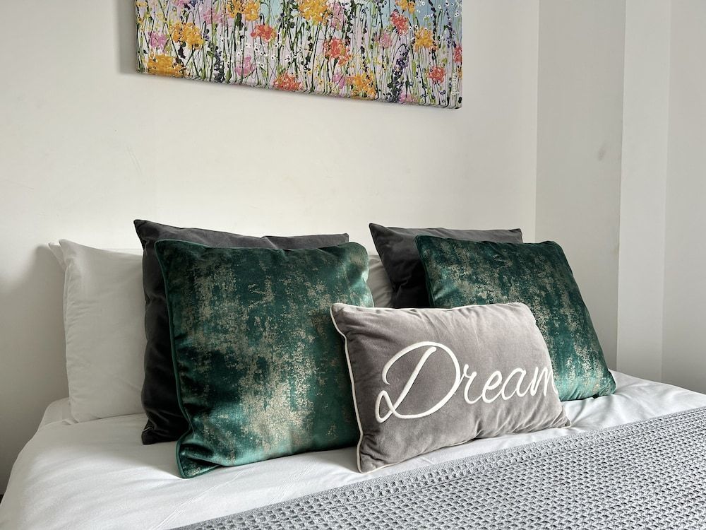 Central Belfast Apartments: Sandford Deluxe Apartment, Private Bathroom 5