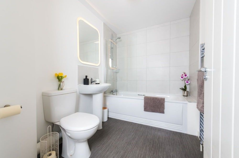 Central Belfast Apartments: Sandford Deluxe Apartment, Private Bathroom 7