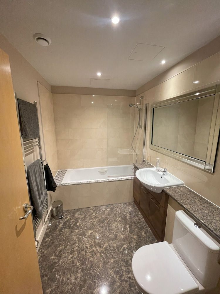 Central Belfast Apartments: Park Avenue Family Apartment, Ensuite (3-Bedroom) 4