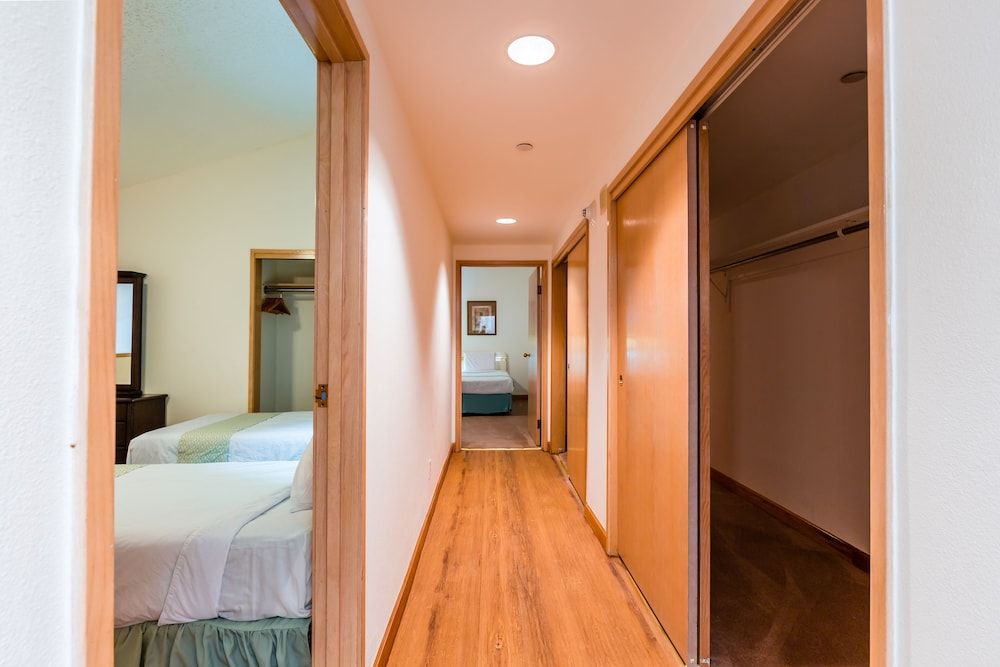 Alupang Beach Tower Presidential Penthouse, 5 Bedrooms, Kitchen, Ocean View 4