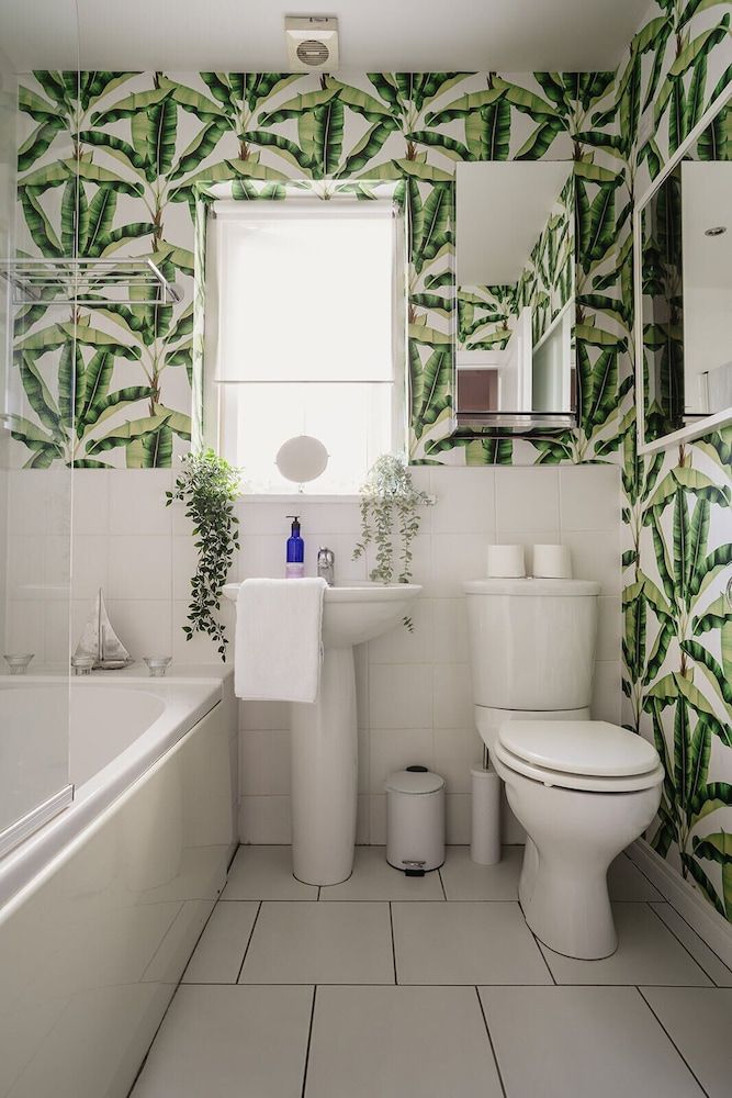 Central Belfast Apartments: Unique Retreat in the East Superior Apartment, Private Bathroom 11