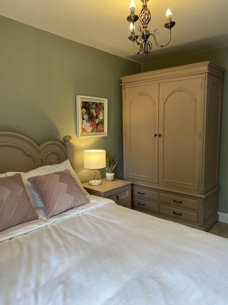 undefined Remarkable 3-bed House in Belfast 8