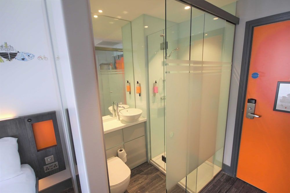 easyHotel Belfast Standard Double Room 5