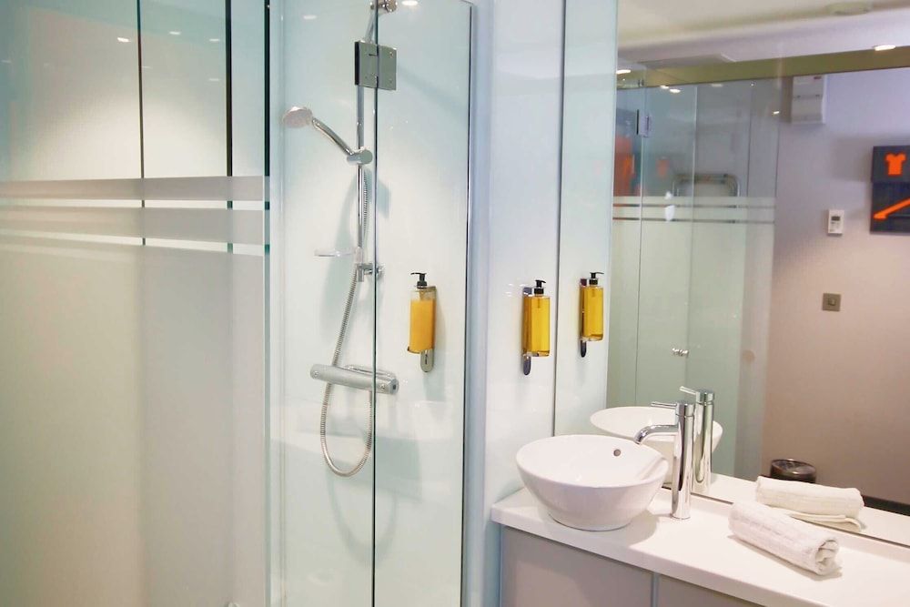 easyHotel Belfast Standard Double Room 4