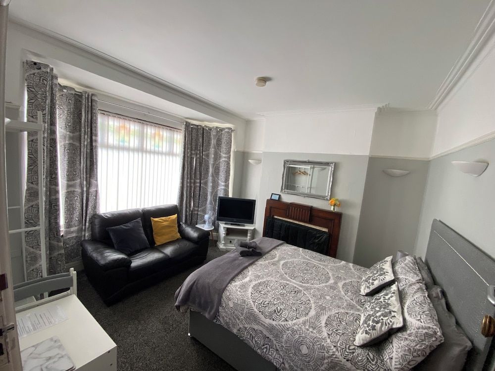 Basic Room, Shared Bathroom (3)