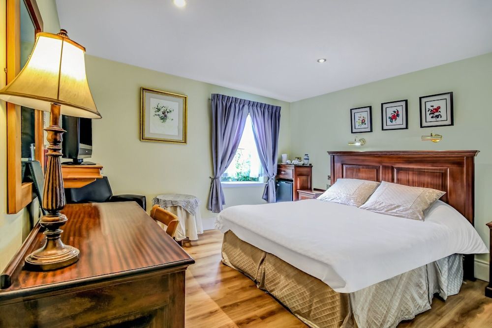 OYO Avenue House Deluxe Double Room, 1 Double Bed 8